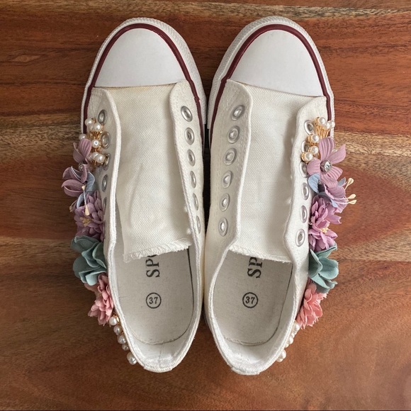 Gorgeous Unique Flower Decorated Low Rise Sneakers - Picture 3 of 8